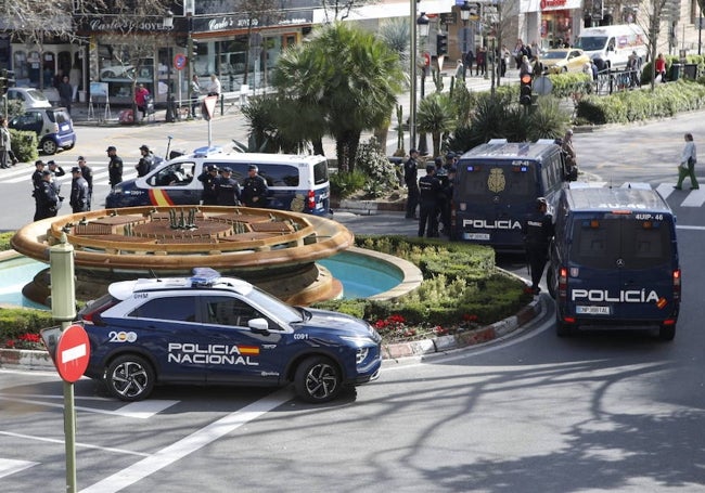 La Policía Nacional, con un fuerte dispositivo de seguridad, en el centro de Cáceres.