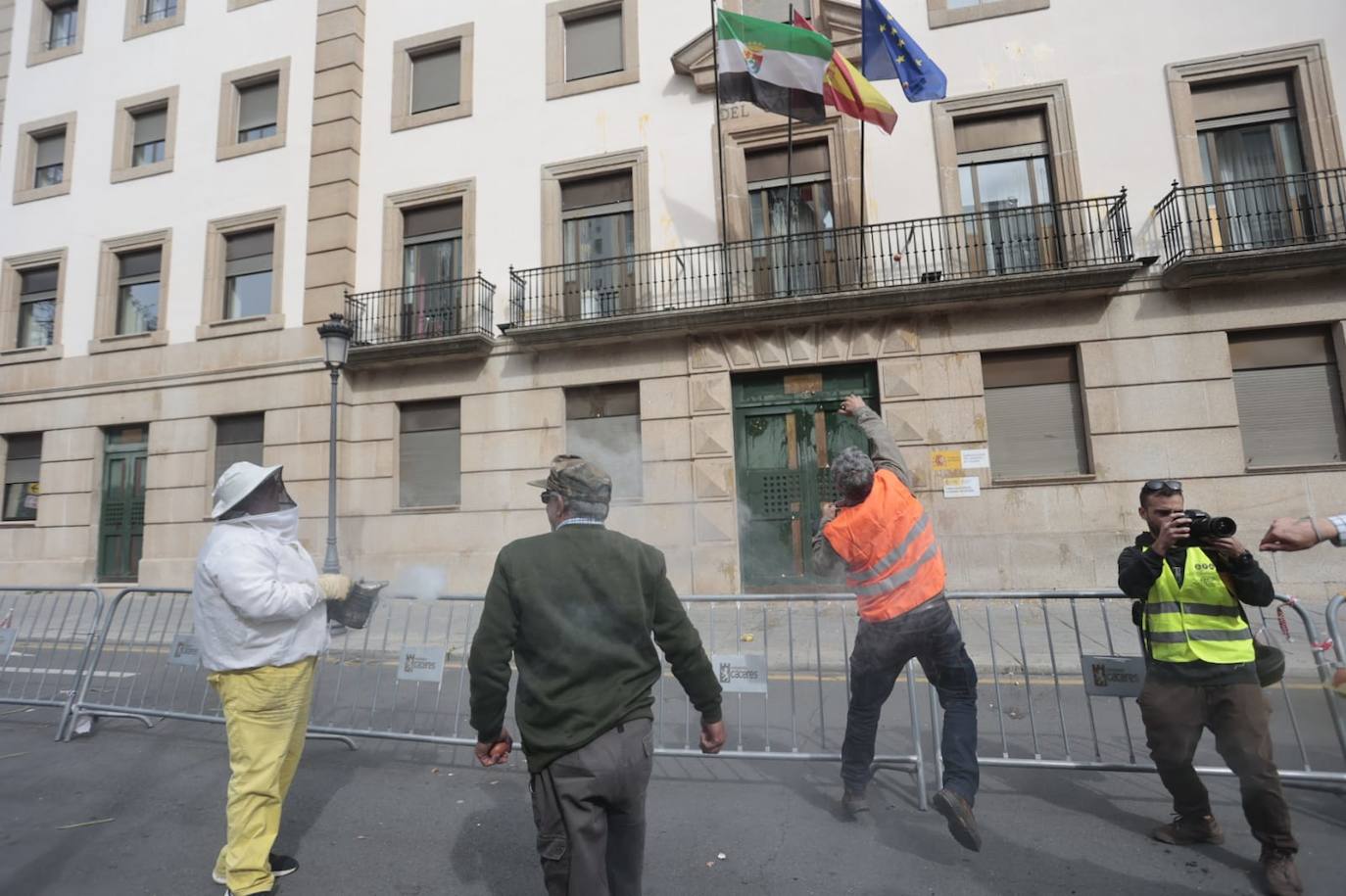 Protestas en la Subdelegación del Gobierno en Cáceres.