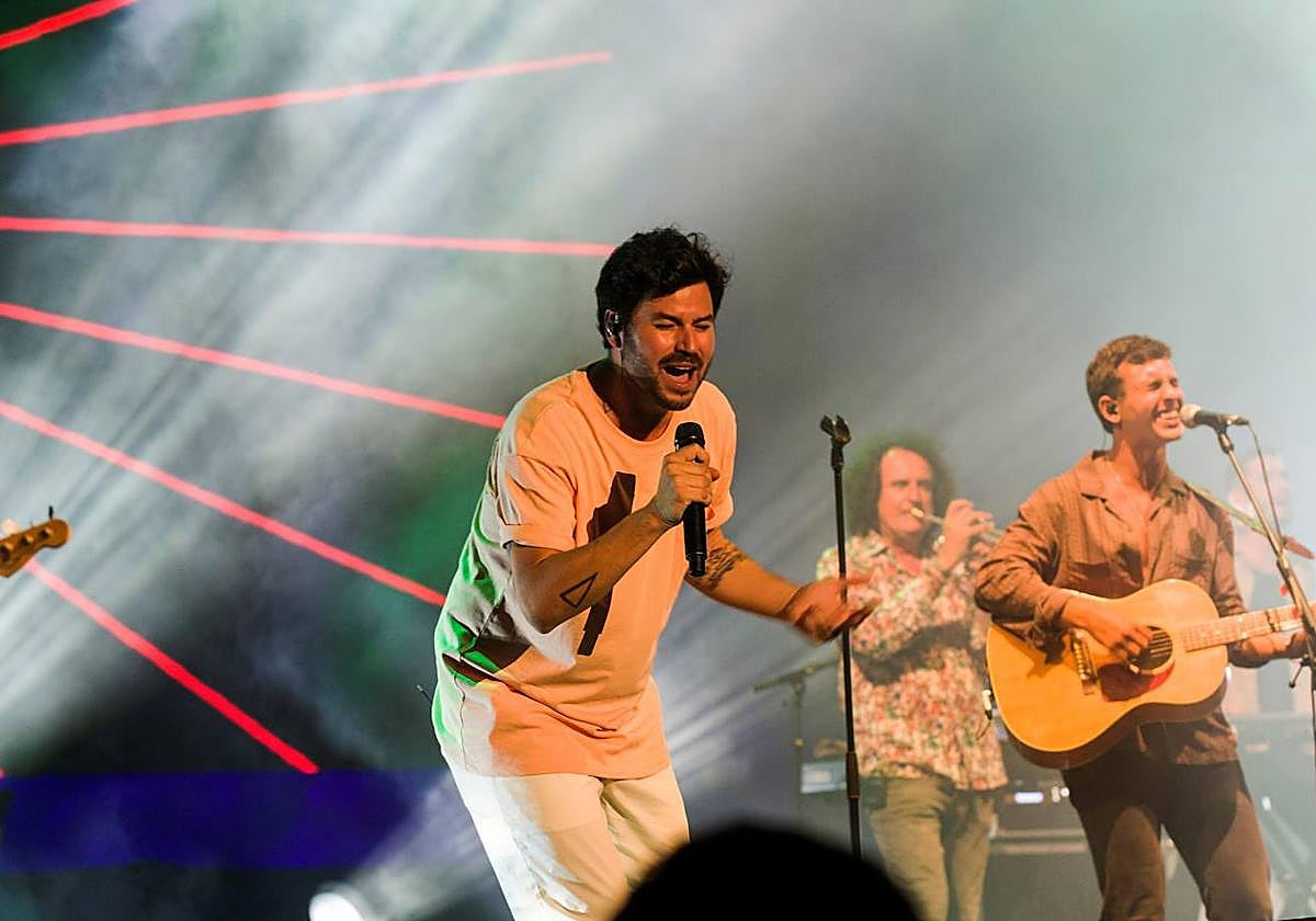 La banda Taburete en una actuación.