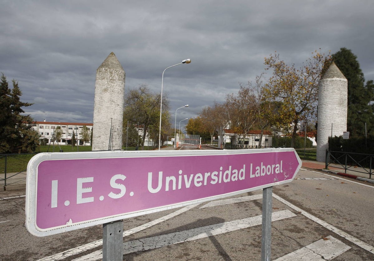 Entrada al instituto Universidad Laboral, en donde se imparte el ciclo formativo que se ha solicitado erradicar.