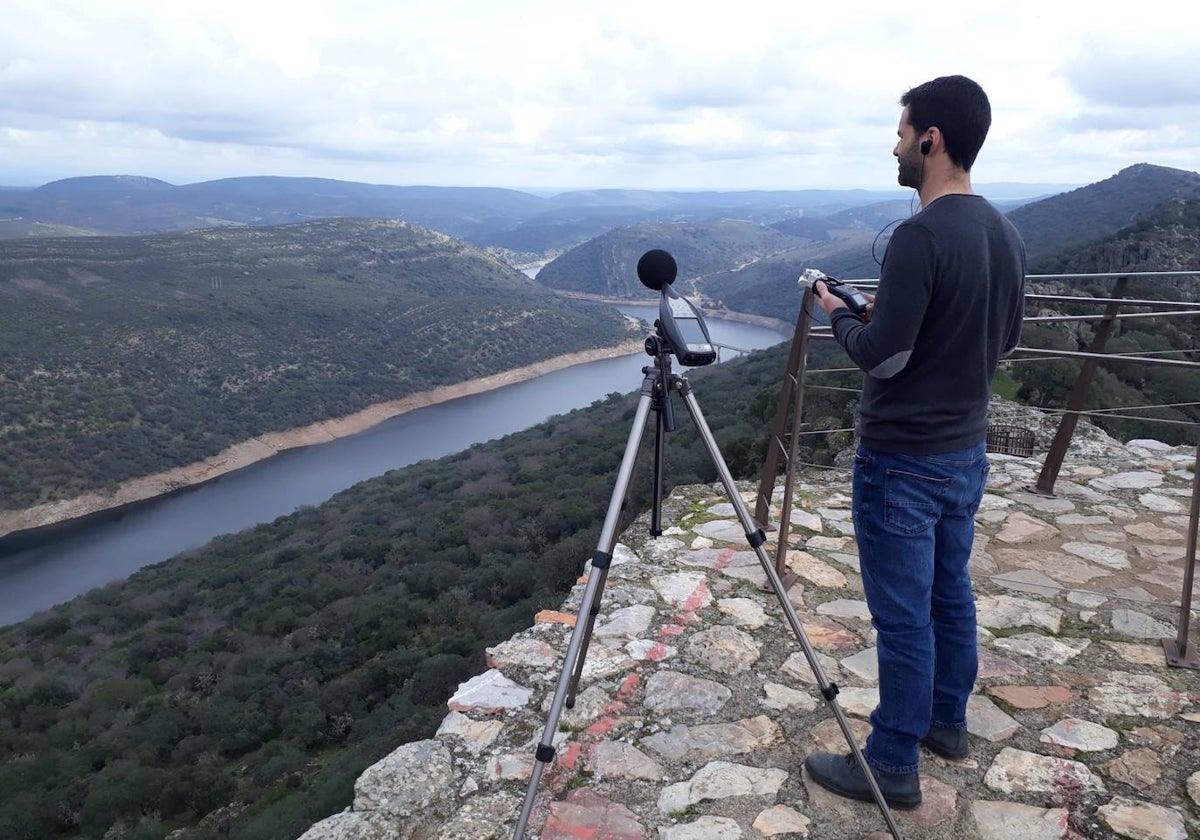 Uno de los investigadores registra sonidos en la azotea del castillo de Monfragüe.