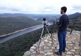 Uno de los investigadores registra sonidos en la azotea del castillo de Monfragüe.