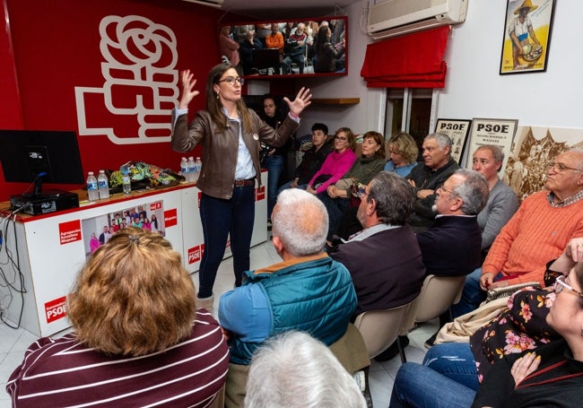 La candidata, en una reunión con militantes en la casa del pueblo de Miajadas.