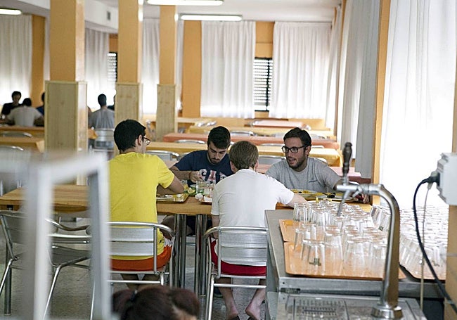 Imagen actual del comedor de este recinto, en el que viven 102 alumnos de ambos sexos.