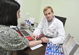 El doctor Irán Sánchez, presidente de la Sociedad de Alergología en Extremadura, realizando unas pruebas.