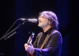 El cantautor madrileño Quique González actuó anoche en el Gran Teatro de Cáceres.