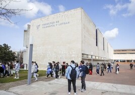 Estudiantes en el campus de la Universidad de Extremadura en Cáceres.