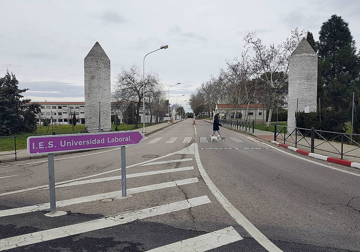 Entrada al IES Uiversidad Laboral de Cáceres.