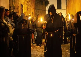 Imagen de la procesión del Cristo Negro, que discurre en su integridad por la parte antigua de Cáceres.