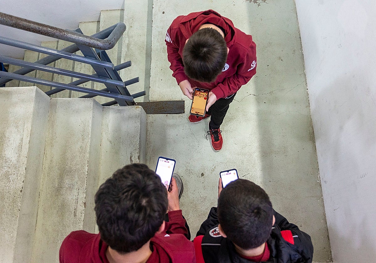 La prohibición del móvil ha sido consensuada con la comunidad educativa.