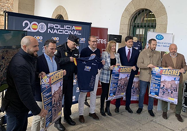Participantes en la presentación esta mañana en las escalinatas del Ayuntamiento.