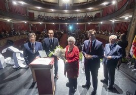 Última entrega de la medalla de Cáceres al Orfeón Cacereño en el Gran Teatro.