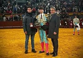 Julio Méndez con el trofeo, junto a Abellán y Victorino Martín.
