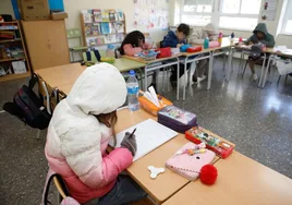 Alumnos con abrigo en las aulas del colegio Cervantes de Cáceres.