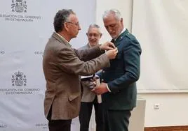 El delegado del Gobierno en Extremadura, José Luis Quintana, impone la medalla al guardia civil Jesús Baena Campos.