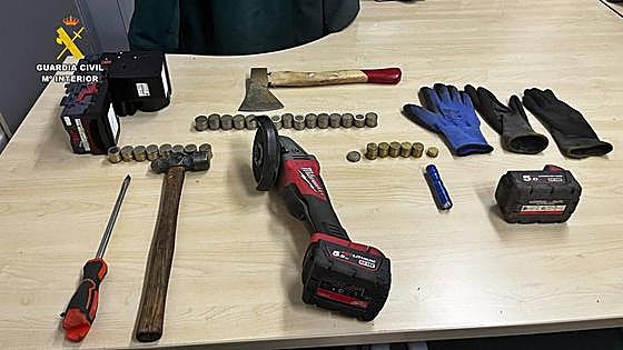 Detenido un vecino de Don Benito por robar el dinero de las tragaperras de un bar de Villar de Rena