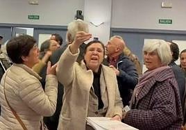 Foto: La alcaldesa gritando a los periodistas y asistentes al Pleno. Vídeo: Trifulca en el pleno.