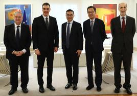 Jordi Hereu (ministro de Industria), Pedro Sánchez, Lei Zhang (presidente de Envision Group), Michael Ding (director ejecutivo global de Envision) y José Domínguez (presidente de Envision AESC España).