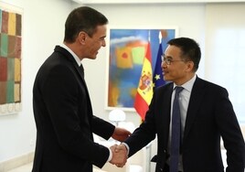 Pedro Sánchez con el presidente de Envision, Lei Zhang, este miércoles en La Moncloa.