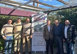 Los promotores del bolsín de Alburquerque junto al delegado del Gobierno, José Luis Quintana