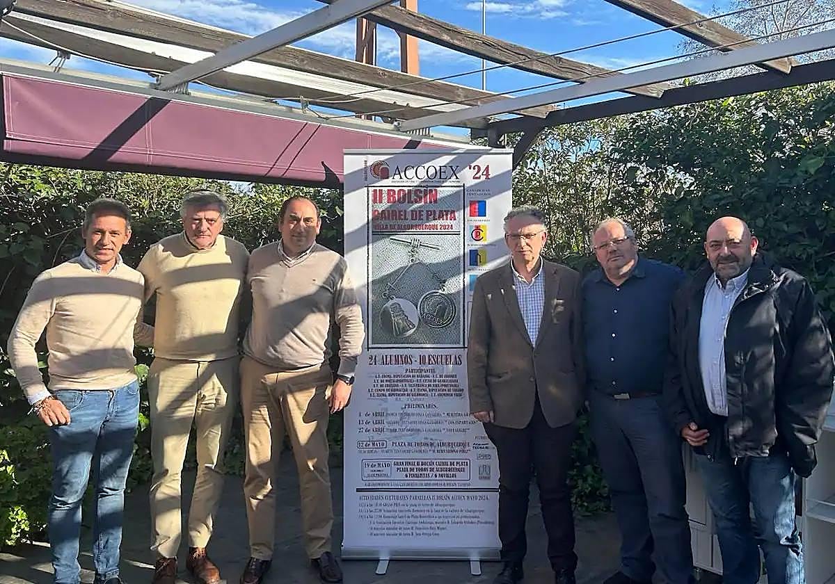 Los promotores del bolsín de Alburquerque junto al delegado del Gobierno, José Luis Quintana