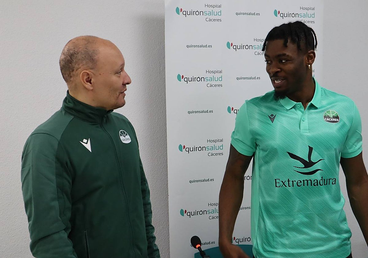 Nuga (dcha.) junto a su entrenador, Arturo Álvarez.