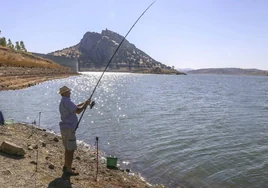 Un pescador en la orilla del embalse de Alange, uno de los dos de los que la Confederación del Guadiana tiene aprobada reserva de agua para el regadío de Tierra de Barros.