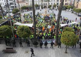 Los agricultores protestan en la plaza de España.