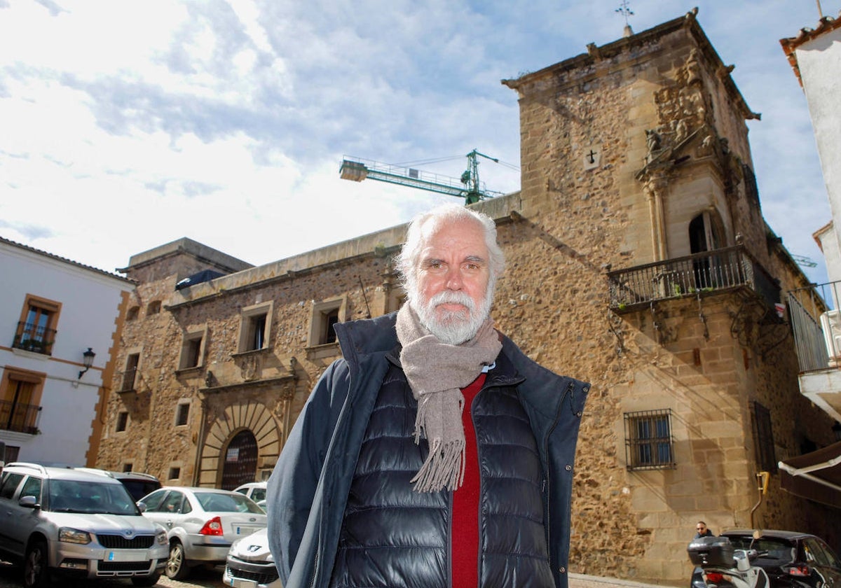 Manuel Bernar, este miércoles en la Plaza de Santiago de Cáceres con la fachada del Palacio de Godoy de fondo.