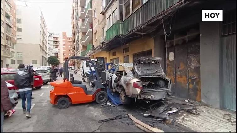 Incendio de un coche en Badajoz