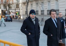 Juan Carlos Cueto, a la izquierda, acompañado de su abogado.