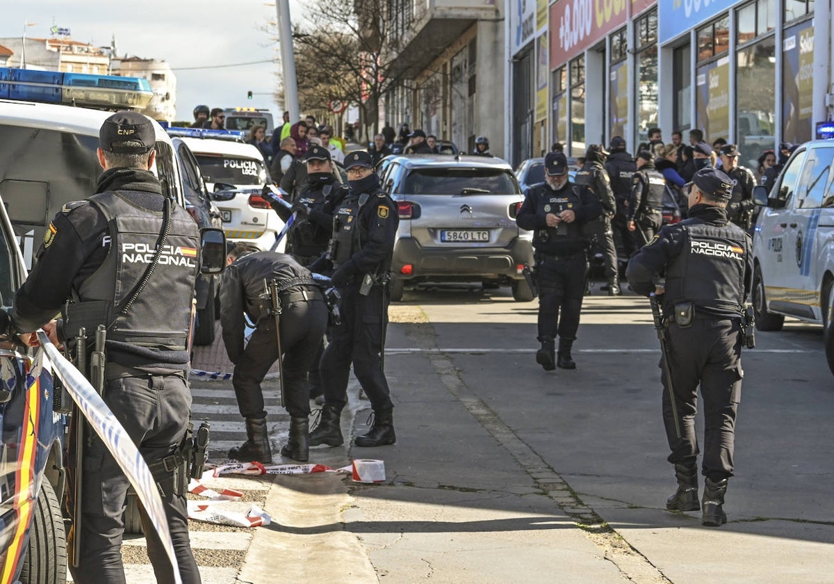 Los agentes buscan pistas junto al bar en el que ocurrieron los hechos.