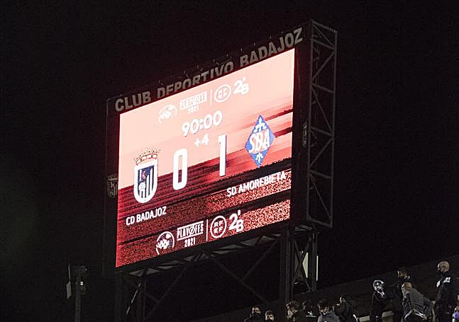El Badajoz se quedó sin ascenso en la noche trágica del Amorebieta.