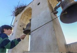 Almendral ofrece tocar las campanas a quien haga donativos para arreglar la iglesia