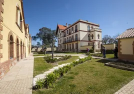 Edificio principal y jardines del complejo en Haza de la Concepción.