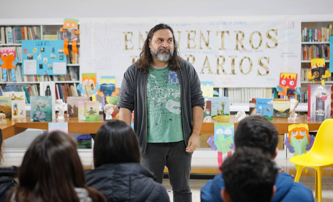 El escritor y cuentista Pep Bruno ofreció ayer una jornada literaria en el colegio La Asunción.
