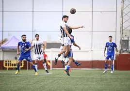 Fidel salta por el balón en el césped artificial del Eleuterio Valerón, en la derrota del Badajoz ante el UD San Fernando.