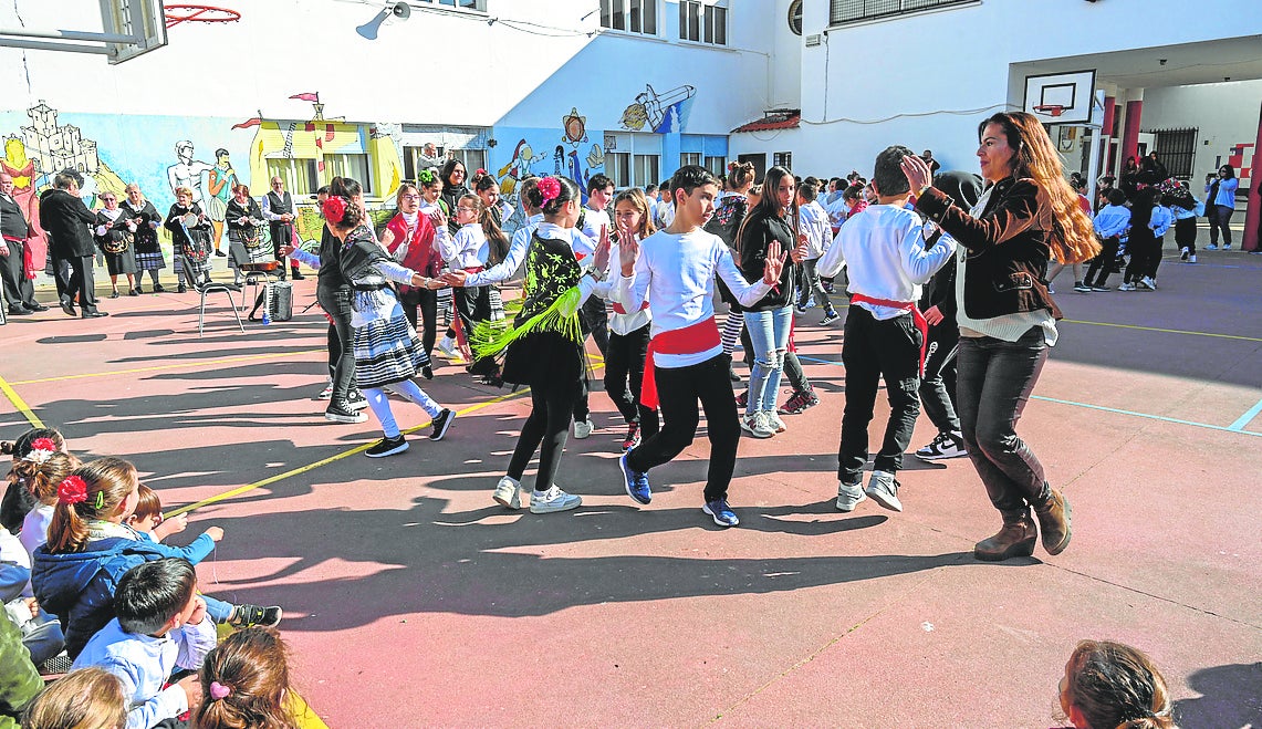 Alumnos del colegio Nuestra Señora de la Soledad bailando El candil.