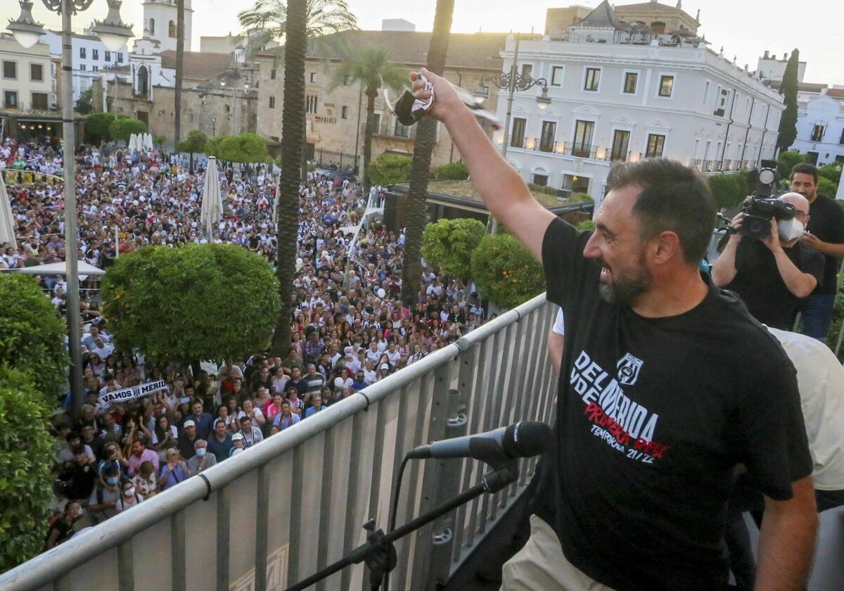 Juanma celebrando el ascenso a Primera RFEF.