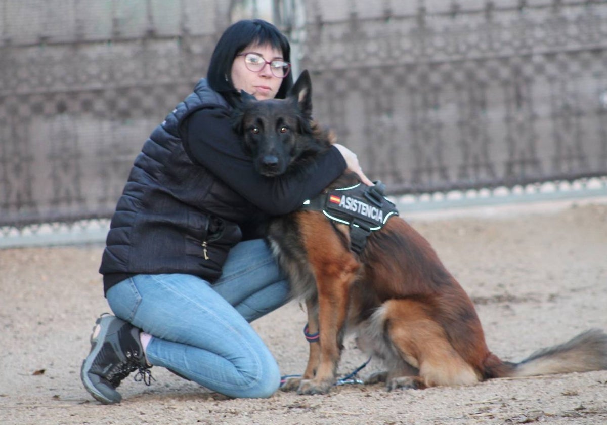 Tatiana Gata, víctima de violencia machista, con Liven, su perro de protección.