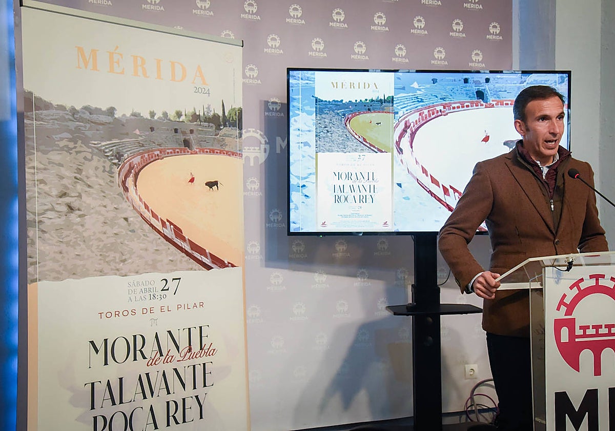 José Luis Pereda, presentando el cartel de Mérida para el 27 de abril.