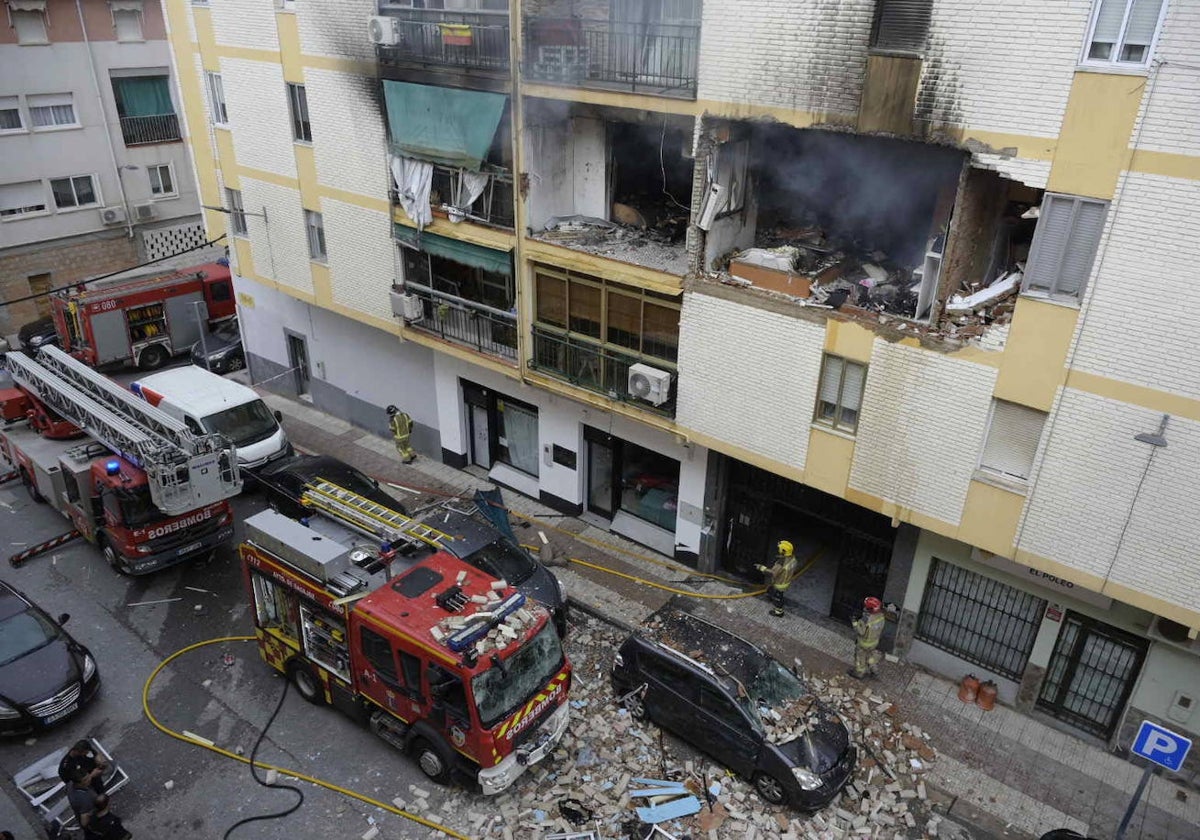 Los bomberos actúan en la explosión de San Fernando el pasado 1 de junio.