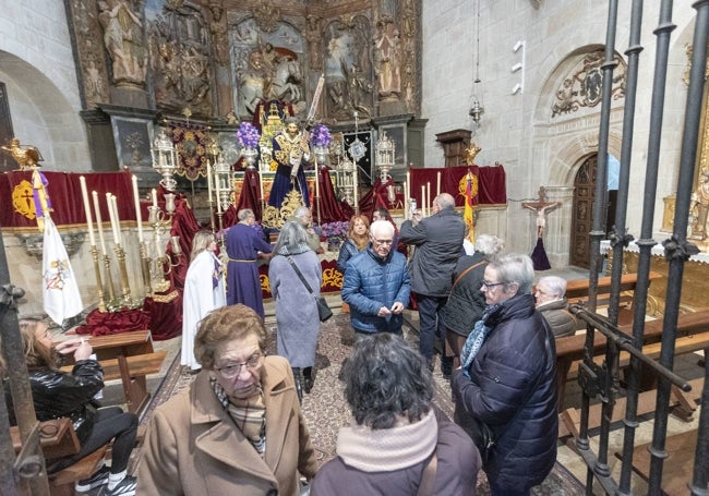 La afluencia de fieles es continua durante toda la jornada.