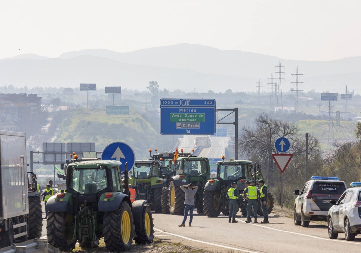 Corte de la A-5 en Mérida, con tractores en la calzada, el pasado 6 de febrero.