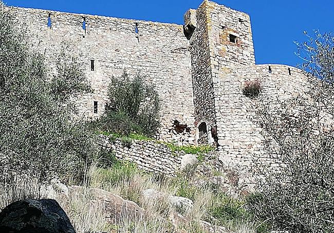 Grietas y desprendimientos en el castillo