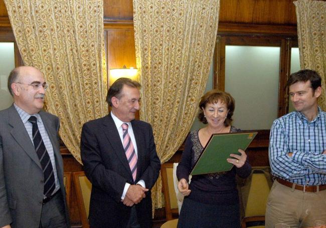 González Zurrón recibe una placa de sus compañeros. A la derecha de la imagen, Maribel Tejado y el director general de HOY José Luis Pastor; a la izquierda, José Luis Sánchez-Izquierdo, director de HOY.