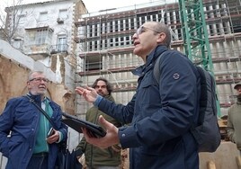 Carlos Sánchez Franco junto a la fachada del almacén del Museo Helga de Alvear.