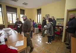 La militancia vota en las primarias del PSOE en Extremadura, en imágenes