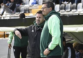 Iñaki Alonso en su último partido en el Badajoz, junto a Juan Carlos Román, segundo y ahora sustituto.