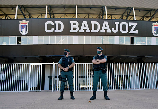 Guardia Civil en la puerta del estadio Nuevo Vivero el día de los registros y detención a Joaquín Parra.